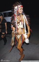 组图：希尔顿“印第安”爆乳造型出席万圣节派对