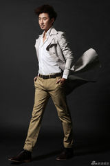 组图：高梓淇型男写真 动感风衣尽显真男人魅力