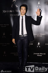 组图：宋承宪姜志焕出席活动 黑色西装拼帅