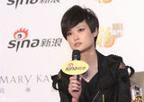 高清图：李宇春获网络盛典年度最具号召力艺人