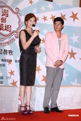 组图：天心黑色深V礼服性感出席记者会