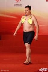 高清图：2012亚洲先生首次面试 泳裤示人奇招尽出
