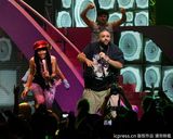 组图：麻辣鸡个唱粉丝强行上台 与保镖激烈扭打