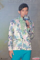 组图：周杰伦带病宣传巡演 花西服帅气抢镜