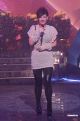 组图：《劲歌金曲》录影 阿娇(钟欣桐)出席郑欣宜落泪