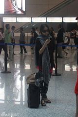 幻灯图：张静初机场遭偷拍 潮人装扮显时尚