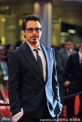 组图：《复仇者联盟》伦敦首映 斯嘉丽盘发优雅