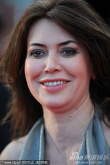 幻灯图集：《巡演》戛纳首映 透视装舞娘PK伊娃