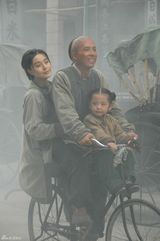 高清：甄子丹骑单车载范冰冰 片场重现“甜蜜蜜”