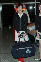 组图：香港小姐起程往伦敦 汤洛雯获粉丝送行