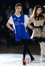 组图：韩歌手IU清爽俏皮试投篮球办小型演唱会