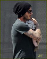 组图：贝克汉姆夫妇携子女外出 小贝紧抱女儿秀父爱