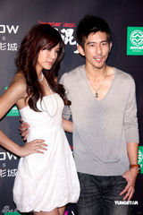 《混混天团》首映 众姝竞艳立威廉秀腹肌(组图)