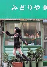 组图：东京浮游少女网络爆红 抛开压力自由跳跃