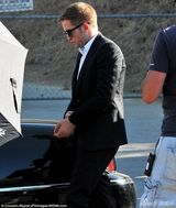 组图：帕丁森新片激吻爱丽丝 摸腿野战欲火焚身