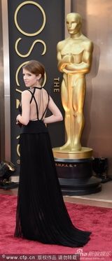 组图：《暮光之城》安娜裸背镂空礼服秀蛮腰