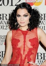 组图：Jessie J透视裙极尽诱惑 登台为火星哥颁奖