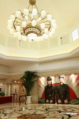 组图：陈小春应采儿婚礼现场 新人搞笑纸牌引路