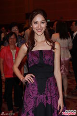 组图：袁咏仪曾志伟携新科港姐三甲出席酒会