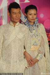 组图：汪峰前女友葛荟婕搂型男亮相 秀性感丰唇