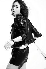 组图：刘芸劲酷朋克写真 变身摇滚女冷峻性感