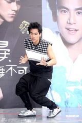 幻灯图集：彭于晏首次跳舞 桂纶镁助阵送拥抱