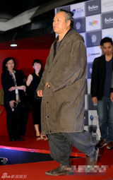 组图：导演金基德棕色大衣潮范十足亮相红毯