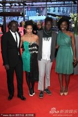 组图：《今天》柏林首映爱莎绿裙黑肤美腿修长