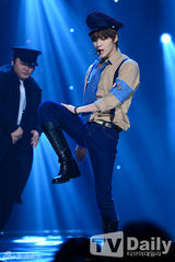 组图：SHINee复古亮相《冠军秀》4minute潮味足