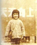 组图：王菲与母亲罕见合影 童年萌照显精灵