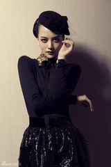 组图：唐于鸿新写真高贵典雅 油画质感宛若女神  