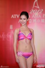 组图：候选亚姐泳装亮相 韩国选手压鼻否认整容