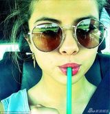 组图：赛琳娜酷爱牛仔装 黑超遮面小蛮腰外露