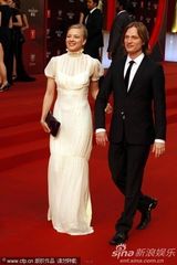 组图：西班牙影片《蛹》主创亮相上影节闭目红毯