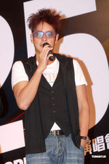 高清组图：草蜢将开纪念演唱会 谭咏麟现身支持