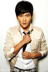 幻灯图集：黄明为东京电影节拍摄最新写真