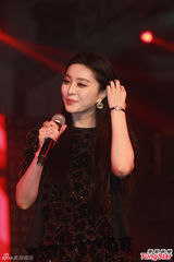 组图：范冰冰助阵COOLGUY 遇痴情粉丝胸前签名