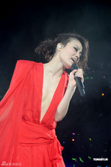 组图：容祖儿香港红馆开唱 与舞伴亲密不尴尬