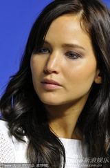 组图：库珀与劳伦斯亮相《乌云背后的幸福线》发布会