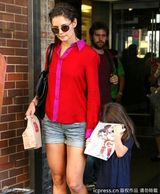 组图：小苏瑞亮相略施粉黛樱唇红 拿娃娃吓唬狗仔