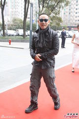 组图：林保怡新片开机 皮衣抢眼大佬范