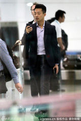 汪小菲西装笔挺疑开发新市场 努力赚钱养家(图)