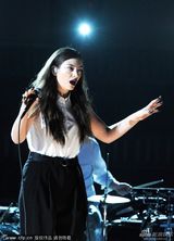 组图：Lorde获最佳流行歌手 红黑唇个性献唱