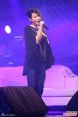 组图：刘若英开唱黑衣上阵秀吉他