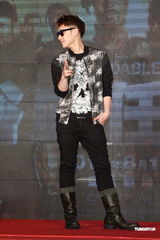 组图：潘玮柏酷装扛枪亮相 对“史泰龙”袭胸