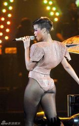 幻灯图集：蕾哈娜巡演 连身三角裤沿袭Gaga风潮