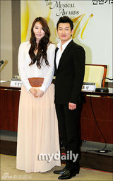 组图：曹承佑携车池妍出席韩国音乐剧颁奖礼发布会