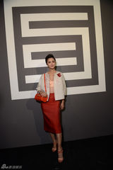 组图：张歆艺简约风现身巴黎时装周秀场