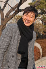 组图：钟嘉欣为戏玩魔术 险勒死延政勋助手