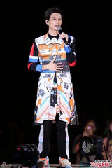 组图：严爵个唱秀舞技 打死不肯脱衣露腹肌